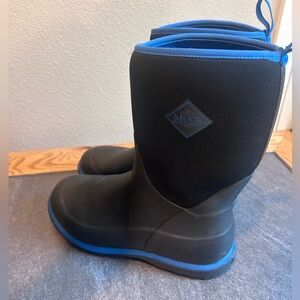 Muck Kids Black and Blue Boots